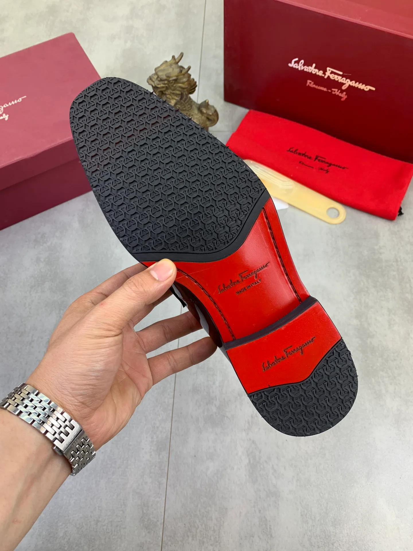 Men's Men's Shoes 💰P460💰[New Style] Water-dyed Niuli 🆘[Salvatore Ferragamo] Ferragamo's latest casual business leather shoes for men! Available at counters simultaneously! The fabric is made of specially imported original open-edge beaded calfskin, and the interior is made of imported water-dyed cowhide. It is absolutely luxurious and leads the fashion trend. Matching code: 38-47 black and burgundy optional